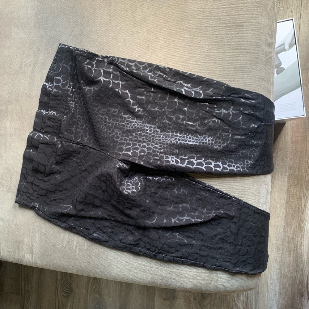 Black size 4 leggings with scale like pattern
